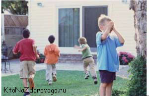 Дети играют в прятки